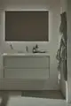 Badezimmeransicht mit einem Waschbecken und einer Wand, die ein Handtuch bietet. Der Handtuchhaken von Ideal Standard ist an der Wand befestigt. Minimalistische Gestaltung.